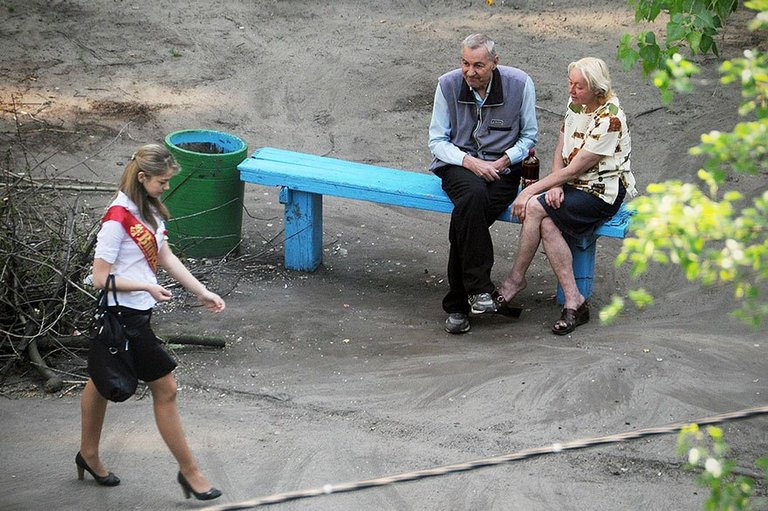 life-on-park-bench-photo-series-kiev-ukraine-yevhen-kotenko-4-5a6add760c1b3__880.jpg