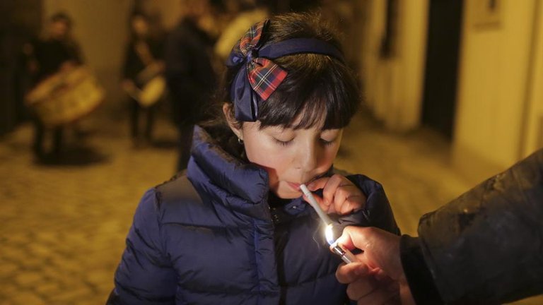 portugal-epiphany-smoking-children_25d28fea-f464-11e7-9cc5-99c3d5c09a90.jpg