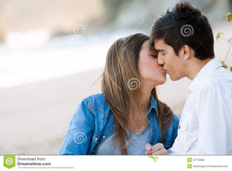 romantic-kiss-beach-27710098.jpg