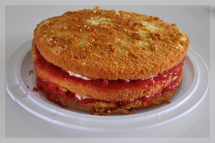 r_cake_with_strawberry_filling14.jpg