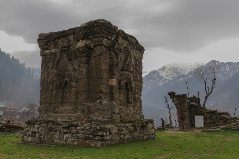 Buddhist_University_-_Sharda,_Neelum_Valley_Pakistan.jpg