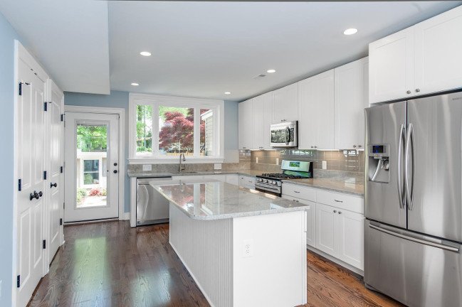 Modern-Glass-Subway-Tile-Kitchen.jpg