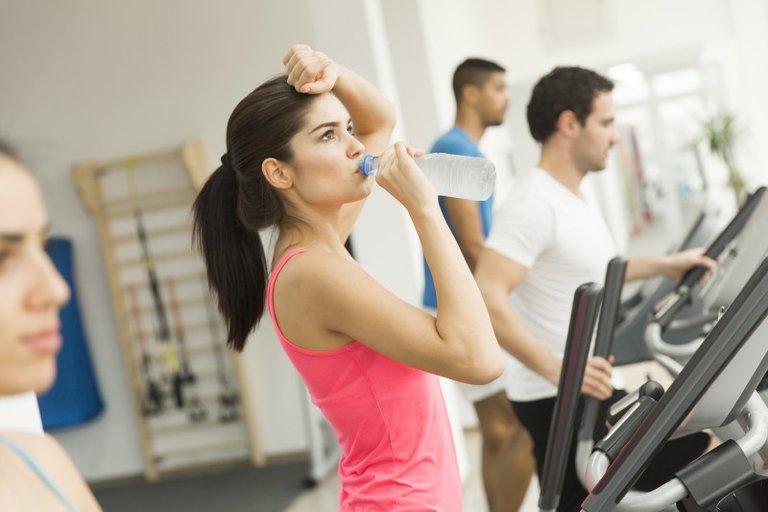 working-out-woman-that-drinks-water.jpg