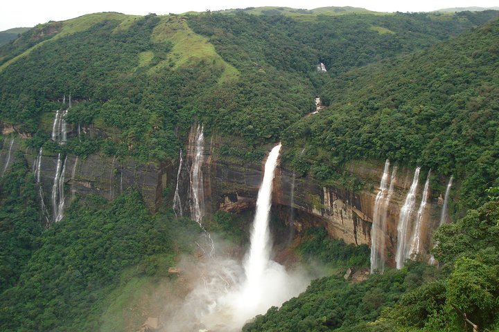 Nohkalikai-falls-Meghalaya.jpg