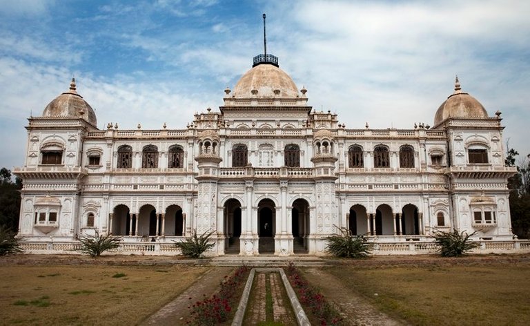 800px-Sadiq_garh_palace.jpg