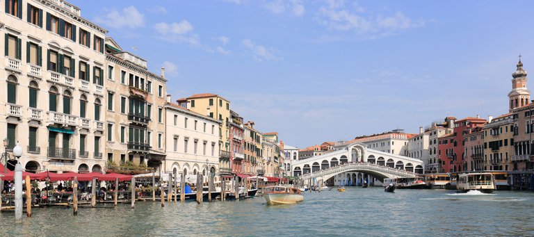 Panorama_of_Canal_Grande_and_Ponte_di_Rialto,_Venice_-_September_2017.jpg