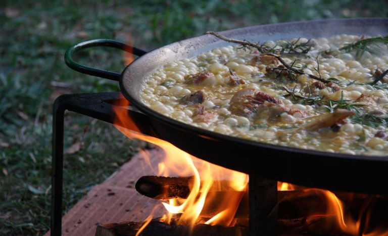 la-paella-se-ha-preparado-tradicionalmente-al-fuego-de-lena-lereile-lereile-cc.jpg