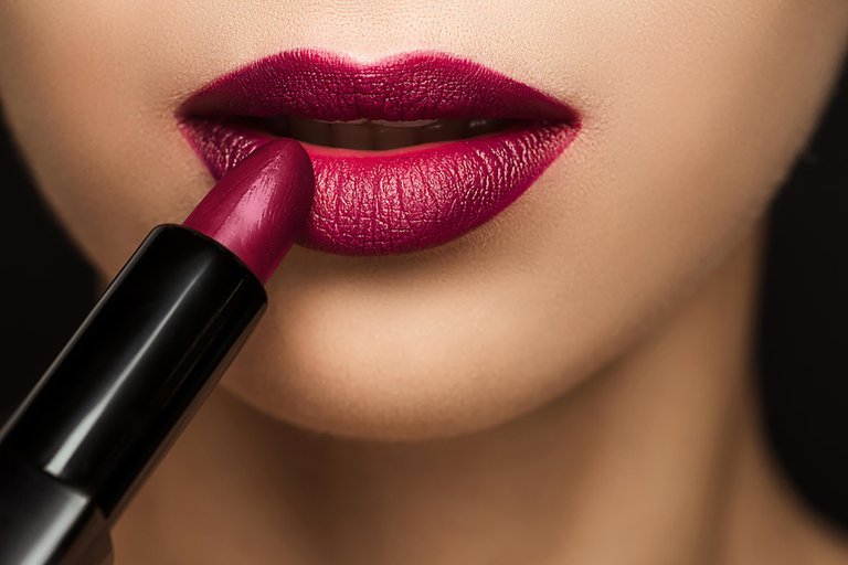 10-occasion-Lipstick-Mistakes-that-Are-Ruining-Your-Look_680988598-LightField-Studios.jpg