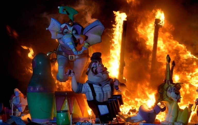 las-fallas-2016-city-statues-burning-xlarge-768x488.jpg