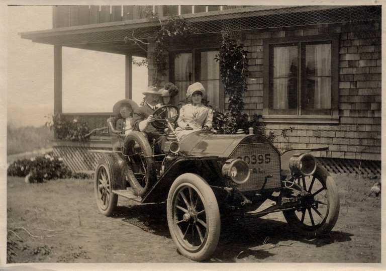 Old-car-in-front-of-1000-ocean-blvd-dr-eliot-alden-driving-etta.jpg