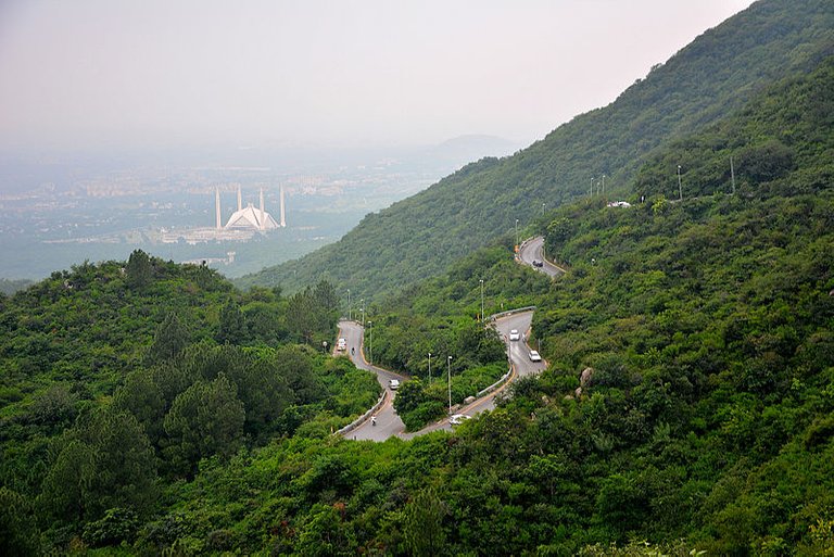 Faisal_Masjid_&_Margalla_Hills.jpg