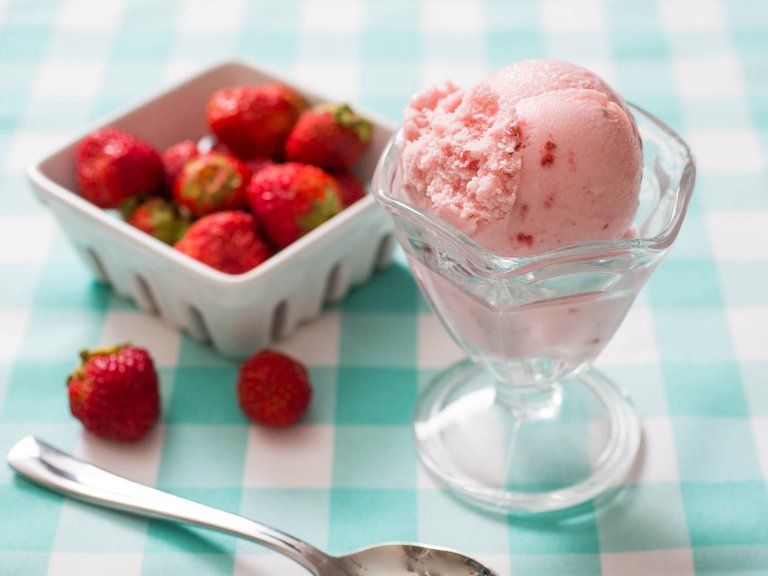 20150706-strawberry-ice-cream-vicky-wasik-3.jpg