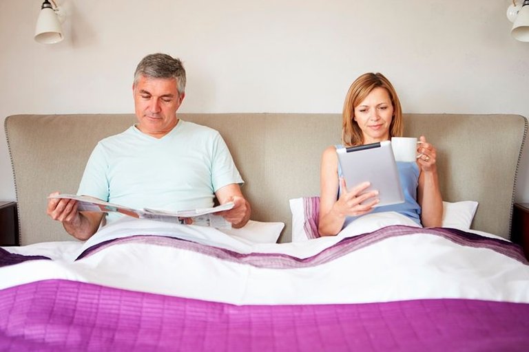 pareja-cama-leyendo2.jpg