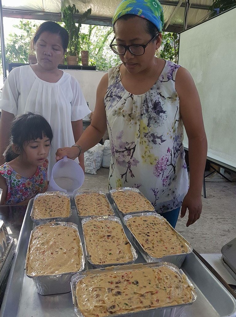 Jenifer bakes and at the same time teaches her nieces and nephews how to bake cakes.jpg