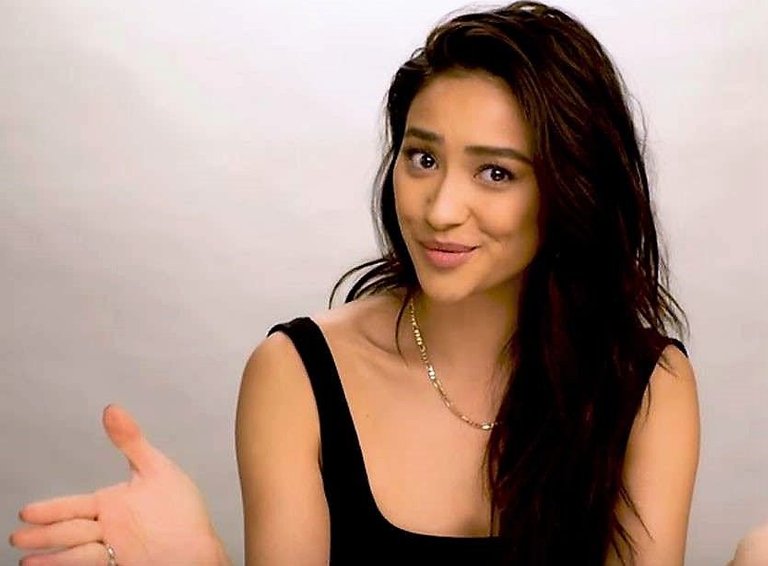 rs_1024x635-180211062823-Shay-Mitchell-YouTube-1.jpg