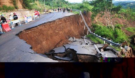 FOTO-TANAH-LONGSOR-_-Dahsyatnya-Gerusan-Longsor-di-Brebes.jpg