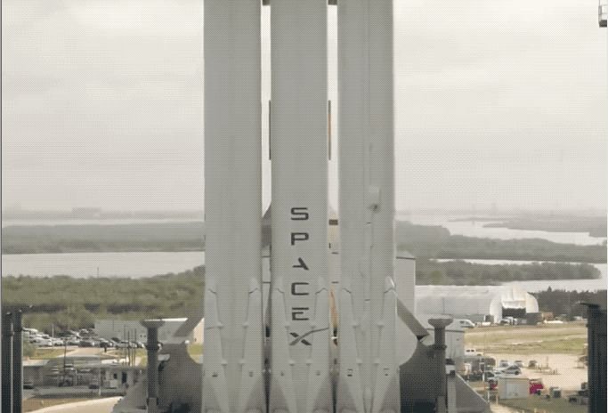 2018-01-04-falcon-heavy-launchpad.jpg