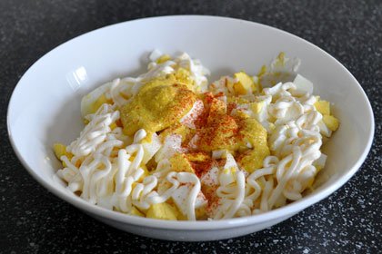 r_simple_egg_salad_with_paprika2.jpg