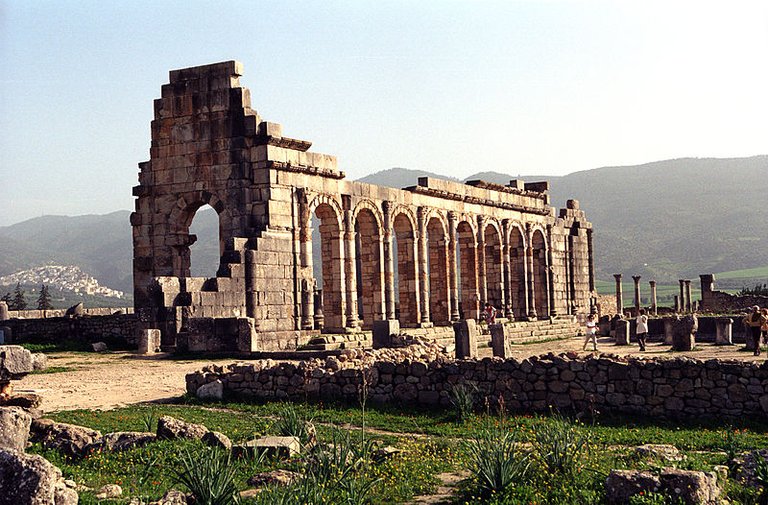 800px-Volubilis-basilica.jpg