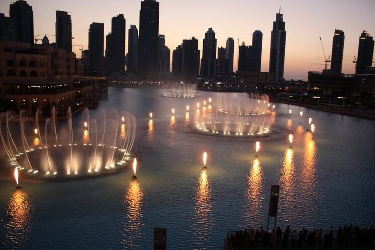 Dubai-Fountain-Looks-Adorable-With-Night-Lights.jpg