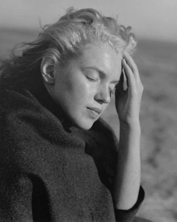 marilyn triste en la playa.jpg