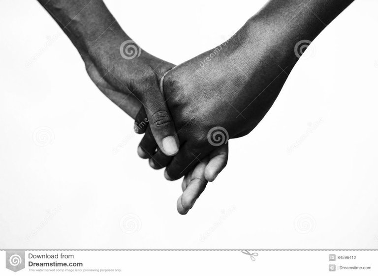 símbolo-de-la-amistad-personas-negras-que-llevan-cabo-las-manos-juntas-84596412.jpg