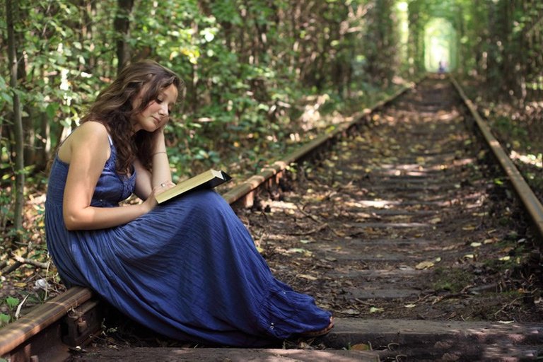 Beautiful-wallpapers-collection-of-Girls-reading-book-in-Tunnel-of-Love-in-Kleven-Ukraine.jpg