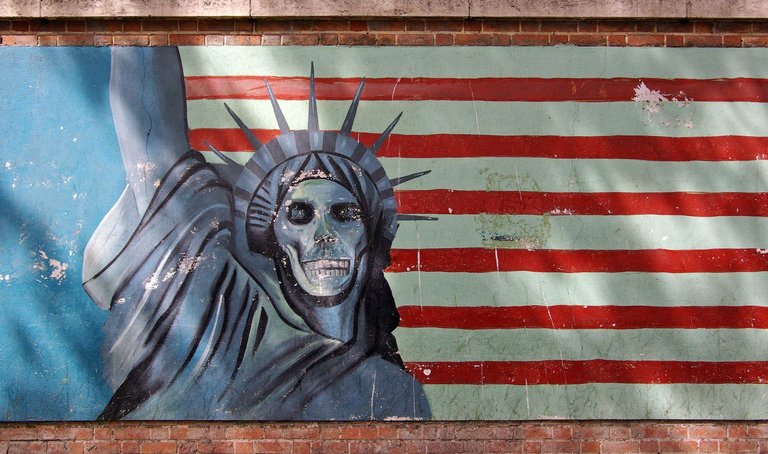 Teheran_US_embassy_propaganda_statue_of_liberty.jpg