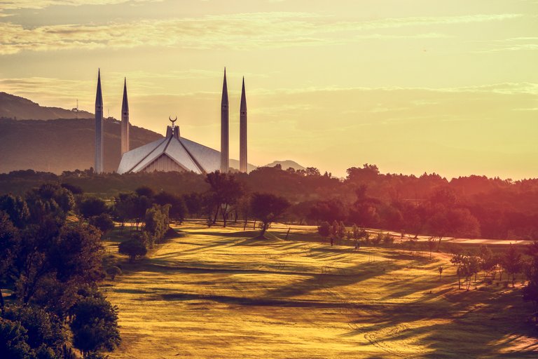 Faisal_Mosque_at_sunrise-_summer_morning.jpg