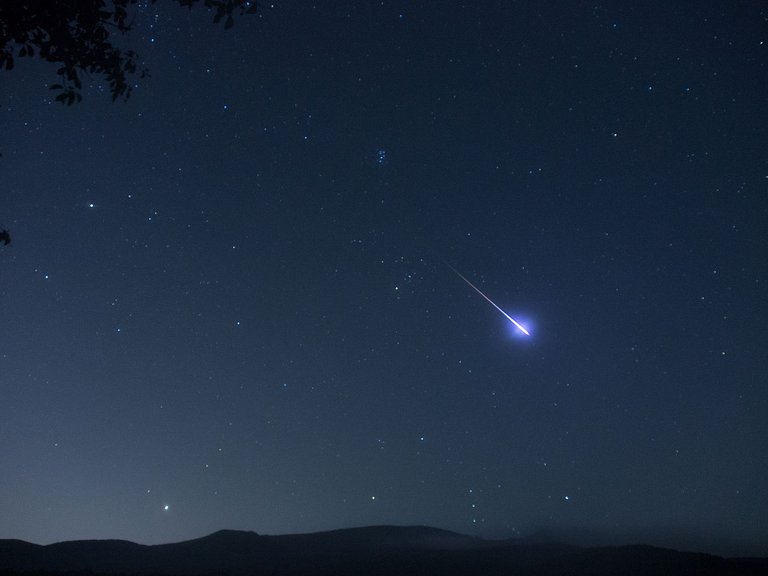 Perseid_meteor_-_13_Aug._2013.jpg