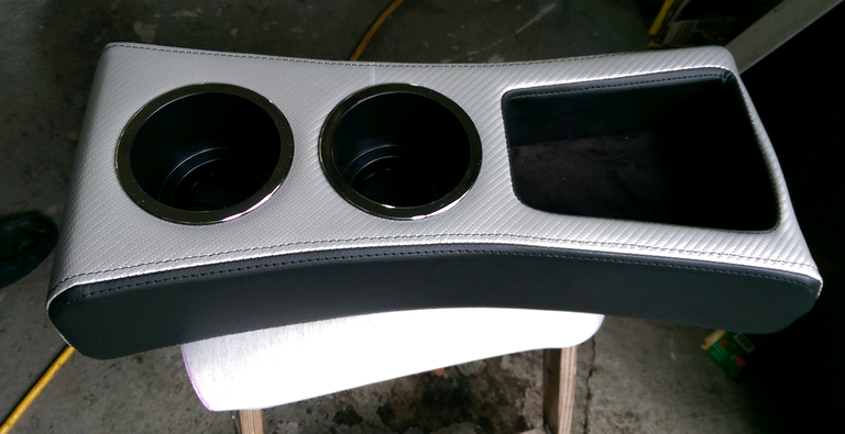 Tesla_cupholder_console_silver_1.jpg