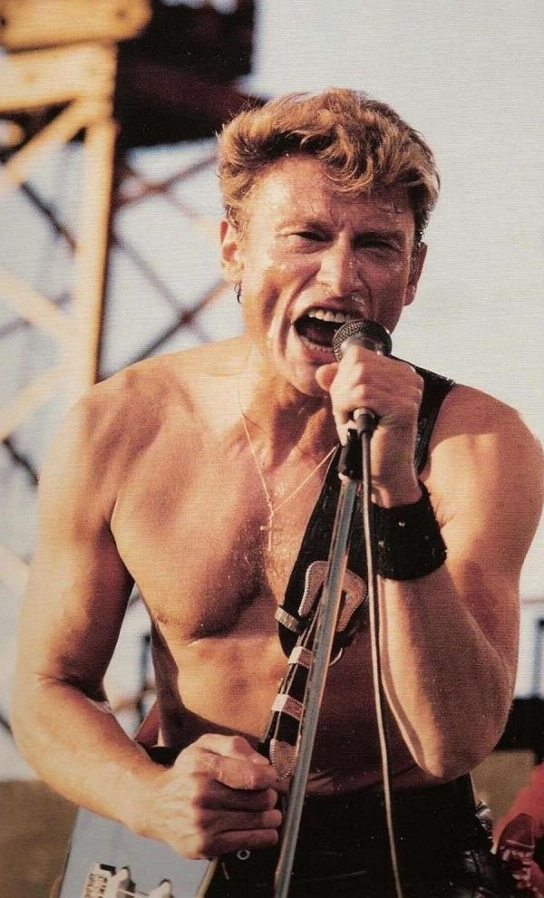 johnny-hallyday-torse-nu-concert-humanite-1985-copyright-DR.jpg