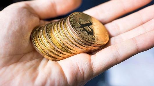 104844369-GettyImages-872408804-bitcoin.530x298.jpg