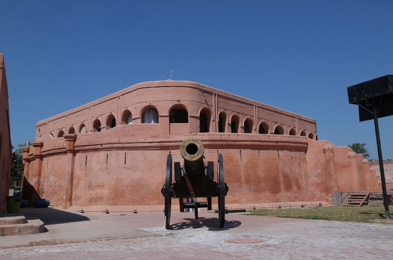 Zamzama_-_Front_View-_Gobindgarh_Fort,_Amritsar.jpg