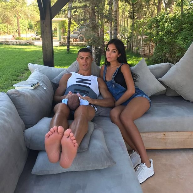 Cristiano-Ronaldo-with-his-newborn-baby-and-girlfriend-Georgina-Rodriguez.jpg