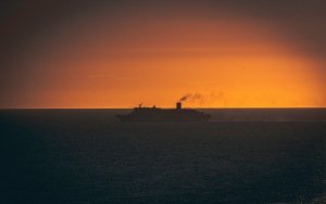 ship_swimming_sunset_horizon_117401_300x188.jpg