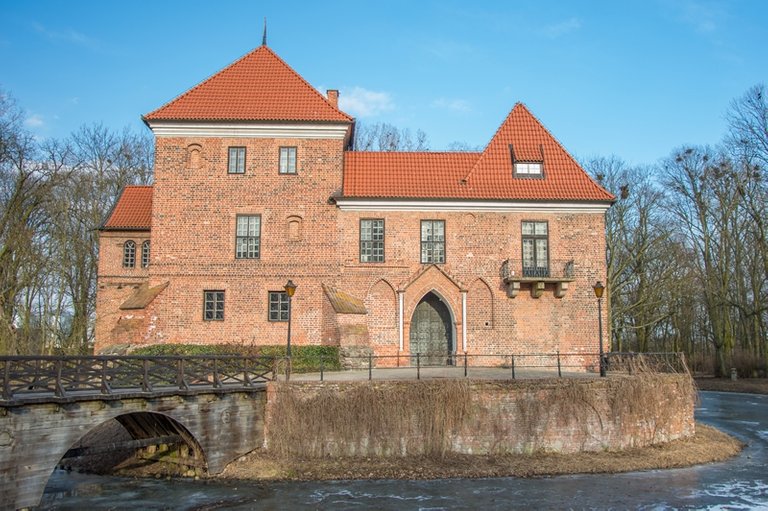 Zamek w Oporowie 2018-4 (Copy).jpg