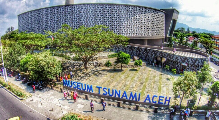 wisata-museum-tsunami-aceh-4-travels-indonesia-compng-40kp.png