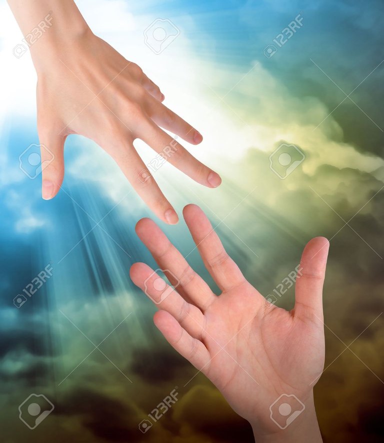 15124081-una-mano-está-alcanzando-o-agarrar-la-ayuda-de-la-otra-mano-en-el-cielo.jpg