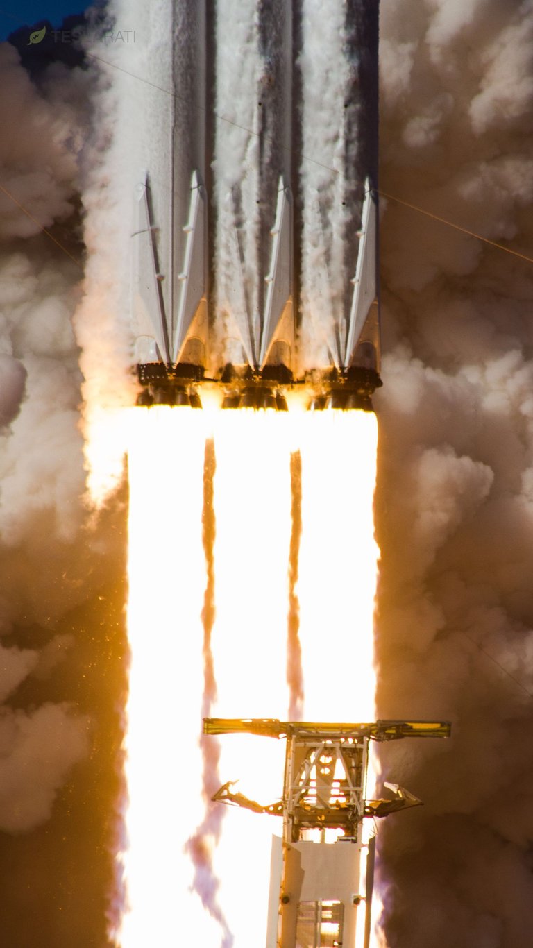 Falcon-Heavy-liftoff-closeup-Tom-Cross.jpg