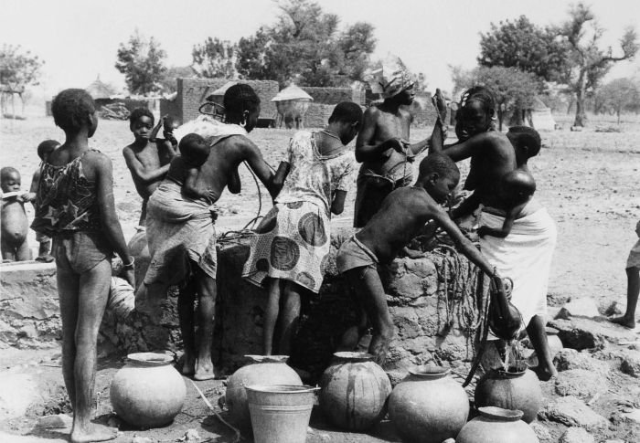 COLLECTIE_TROPENMUSEUM_Fulani_vrouwen_en_kinderen_putten_water_uit_de_waterput_van_Santaba_TMnr_20010199.jpg