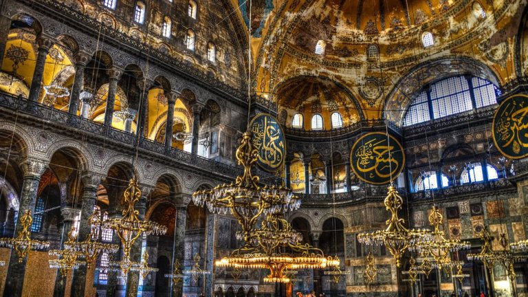 Beautiful-Interior-View-Of-The-Hagia-Sophia-In-Istanbul.jpg