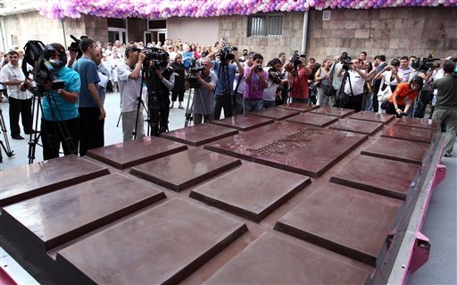 101863_largest_chocolate_bar.jpg