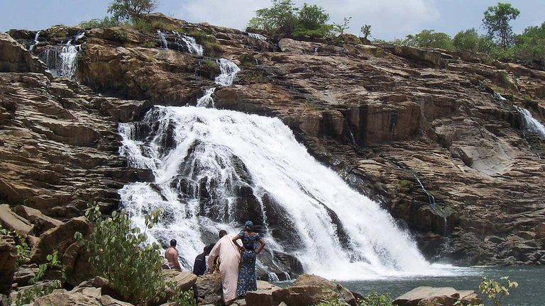 Gyrara-Waterfalls.jpg