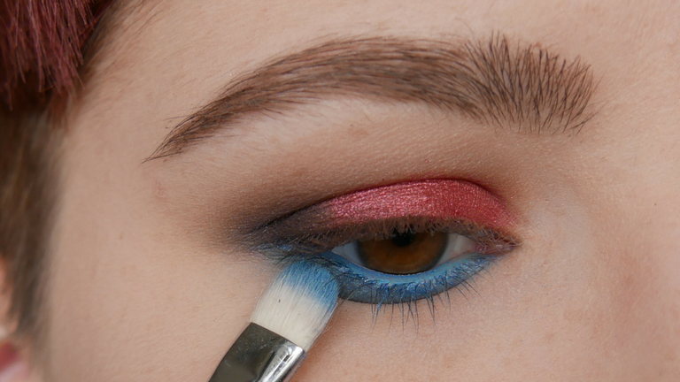 Matching Makeup with clothes - blue liner plus blue shade - melissavandijkmakeuptutorials.png