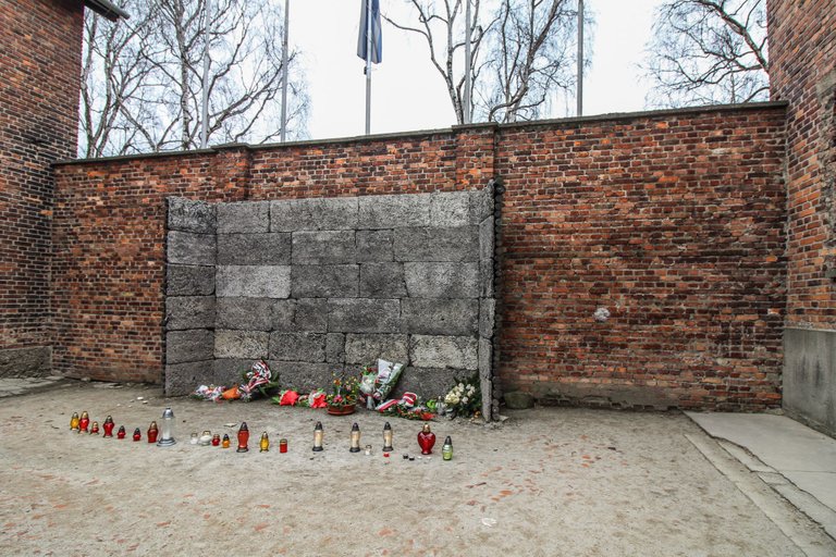 Erschiessungsstand-auschwitz.jpg