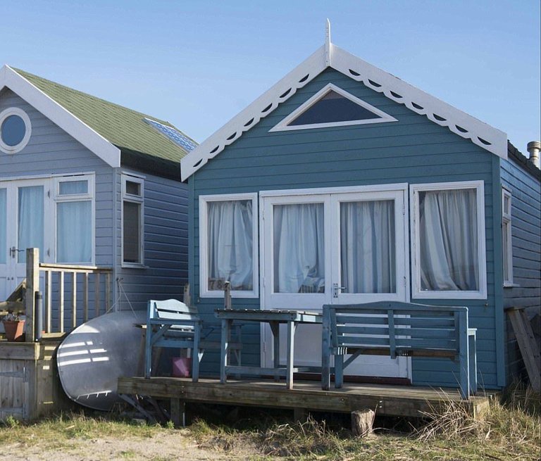 427A5BEE00000578-4710278-Seasonal_Beach_hut_owners_have_to_share_communal_bathroom_facili-a-21_1500462939212.jpg