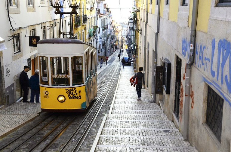 lisbon-1666082_960_720.jpg