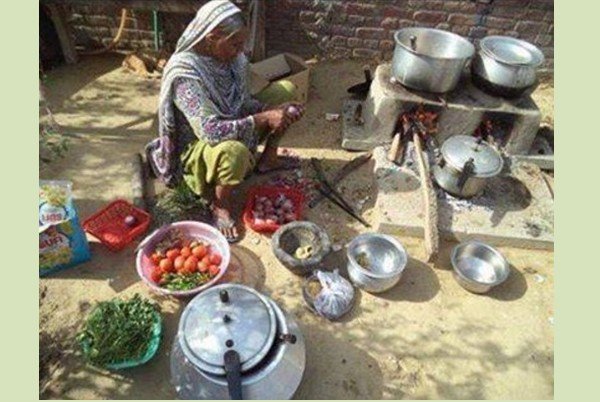 Pakistani-Village-Photo-A-Woman-Preparing-Lunch-for-Guests-Pic-of-Pakistani-Village-Life.jpg