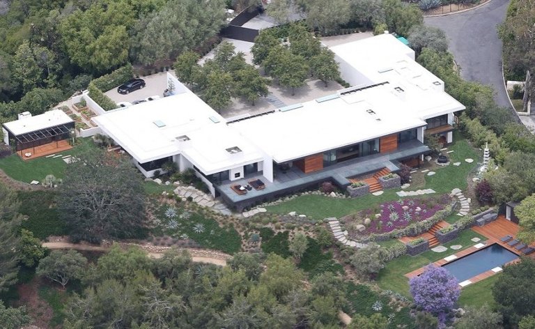 Jennifer Aniston- Bel Air Mansion.jpg